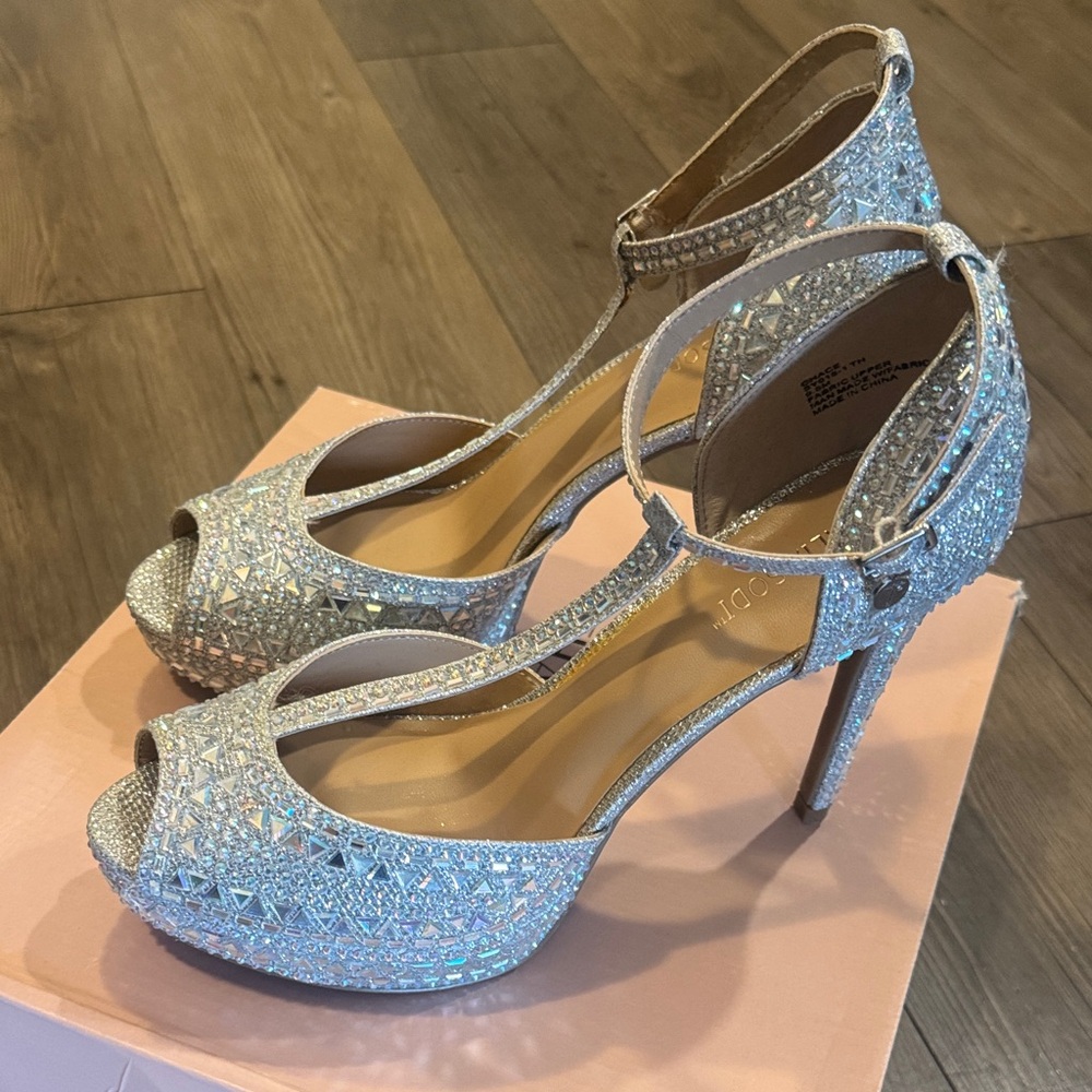 🆕 Gorgeous Thalia Sodi Silver Crystal T-Strap Peep-Toe Heels. New in Box!🎉 - Picture 3 of 7
